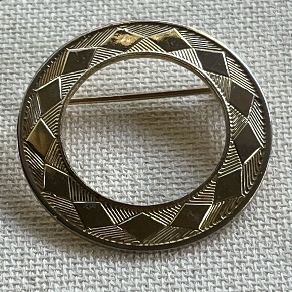 Vintage Gold-Tone Geometric Circle Brooch Pin ✨ - Picture 1 of 4